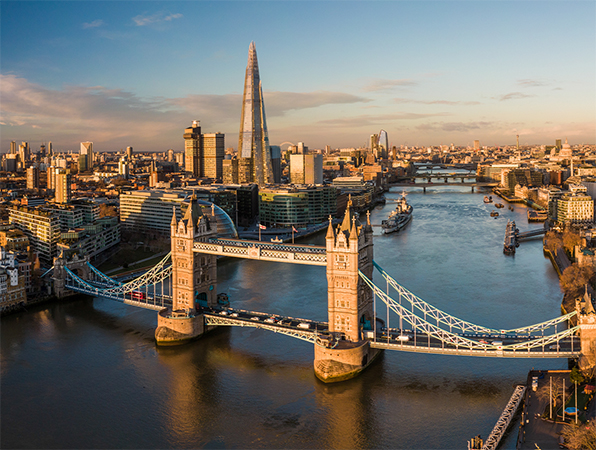 Vista aérea de Londres y el río Támesis, con el Tower Bridge en primer plano.