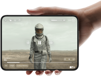 جهاز iPhone Duo، تحمله يد واحدة، مفتوح في الوضع الأفقي، مفتوح بالكامل، الشاشة الداخلية تعرض مسلسل 