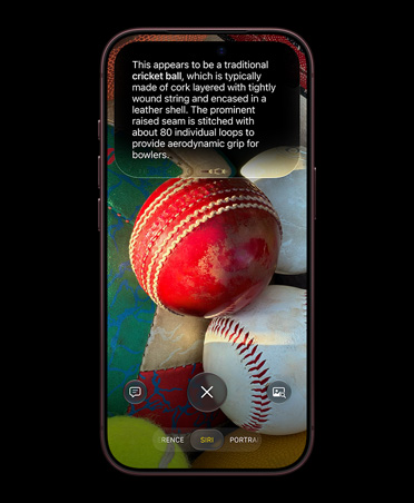 جهاز iPhone&nbsp;18&nbsp;Pro، لون عنّابي، شاشة تظهر نمط Siri في تطبيق الكاميرا وهو يبيّن صورة لكرات كريكت وردّ Siri&nbsp;AI الذي يعرض معلومات مفصلة عن كرات الكريكت