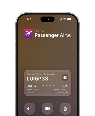 Un iPhone 17 Pro argent affichant la fonctionnalité de contexte pendant les appels de Siri A I. L’écran avant affiche les détails d’une confirmation de compagnie aérienne pendant un appel.