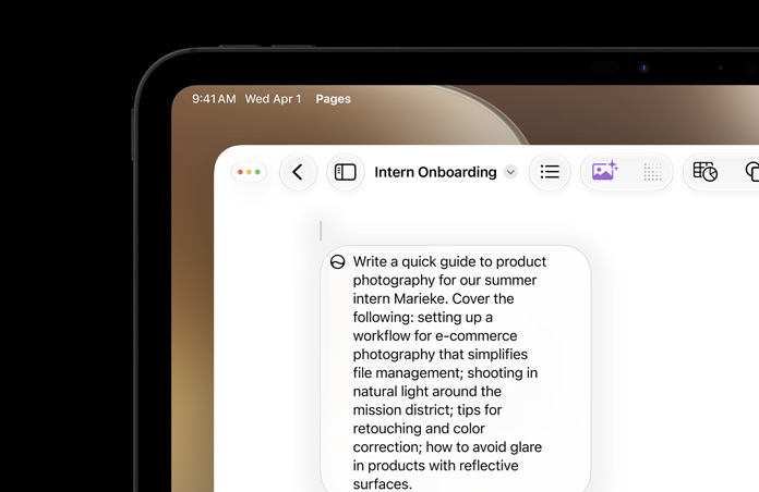 Coin supérieur gauche d’un iPad, l’écran affiche un document Pages ouvert, requête Écrire avec Siri pour rédiger un brouillon