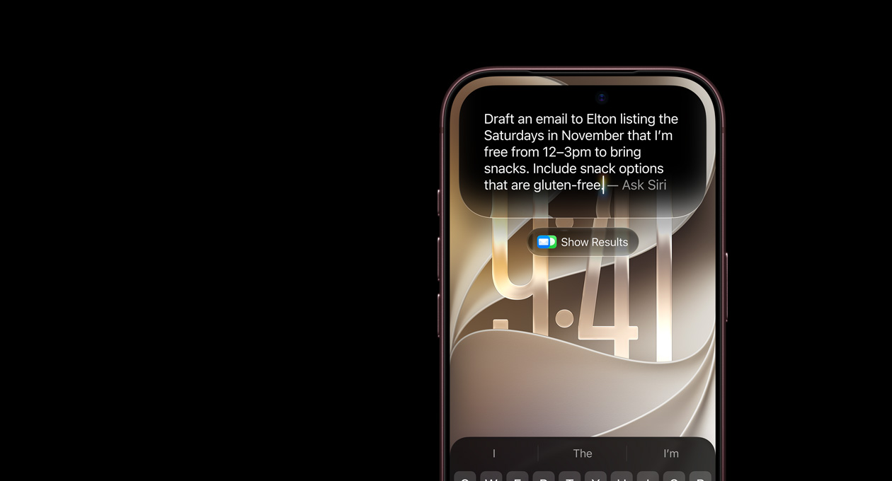 iPhone 18 Pro, bourgogne, écran affichant une requête à Siri disant : Rédiger un courriel pour Elton énumérant les samedis de novembre où je suis libre de midi à 15 h pour apporter des collations. Inclure des options de collations sans gluten