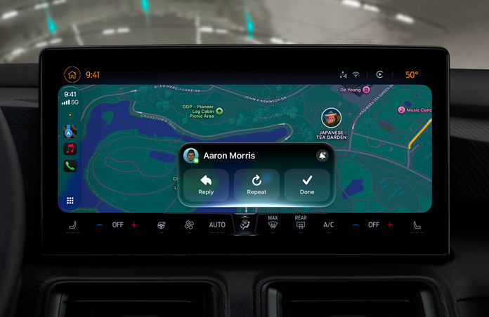 Un écran CarPlay affichant une notification Messages, avec Plans visible en arrière-plan