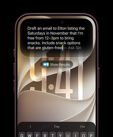 iPhone 18 Pro, bourgogne, écran affichant une requête à Siri disant : Rédiger un courriel pour Elton énumérant les samedis de novembre où je suis libre de midi à 15 h pour apporter des collations. Inclure des options de collations sans gluten