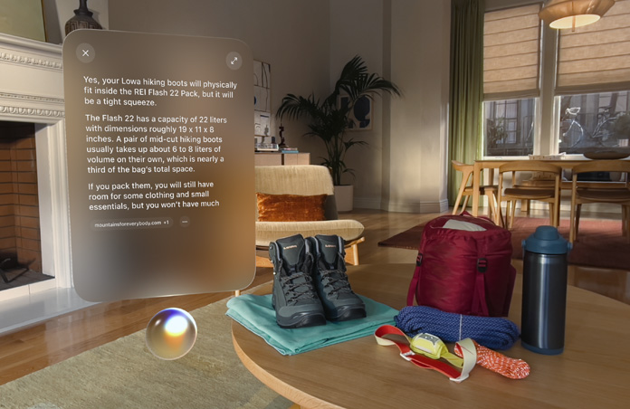 Vue d’Apple Vision Pro, une conversation avec Siri sur des bottes de randonnée qui peuvent entrer dans un sac à dos flotte au-dessus de Siri, à gauche se trouvent des bottes de randonnée et du matériel de plein air