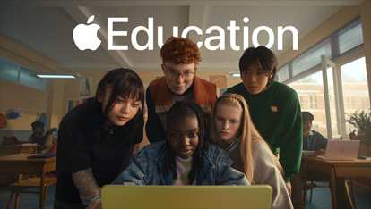 Fem elever samarbejder på en citrusfarvet MacBook Neo som en del af en dynamisk læringsoplevelse i klasseværelset