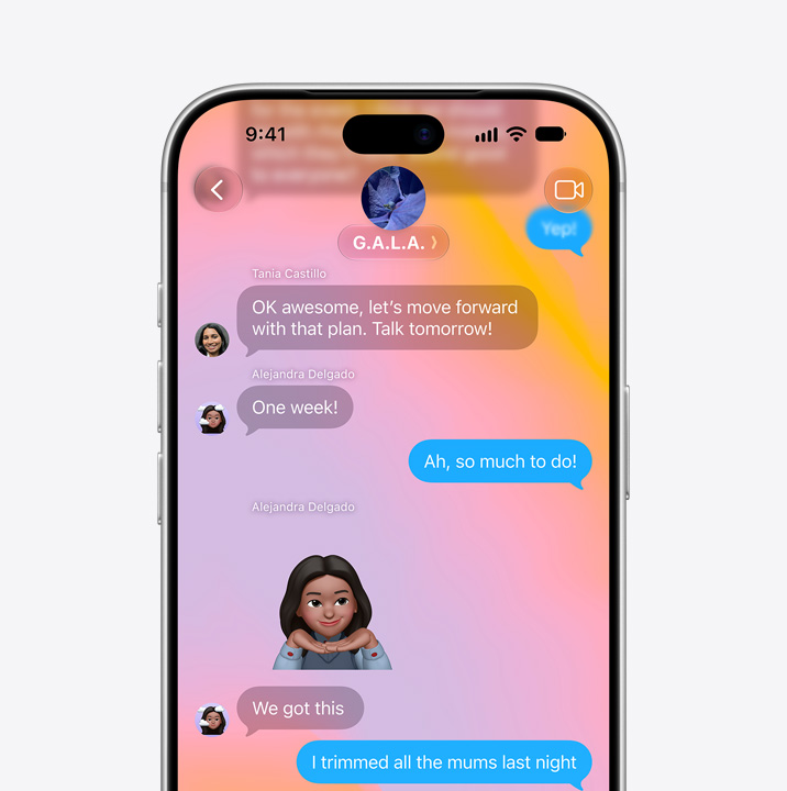 На екрані iPhone відкрито додаток «Повідомлення». На екрані показано текстовий чат між двома людьми, який містить Memoji.