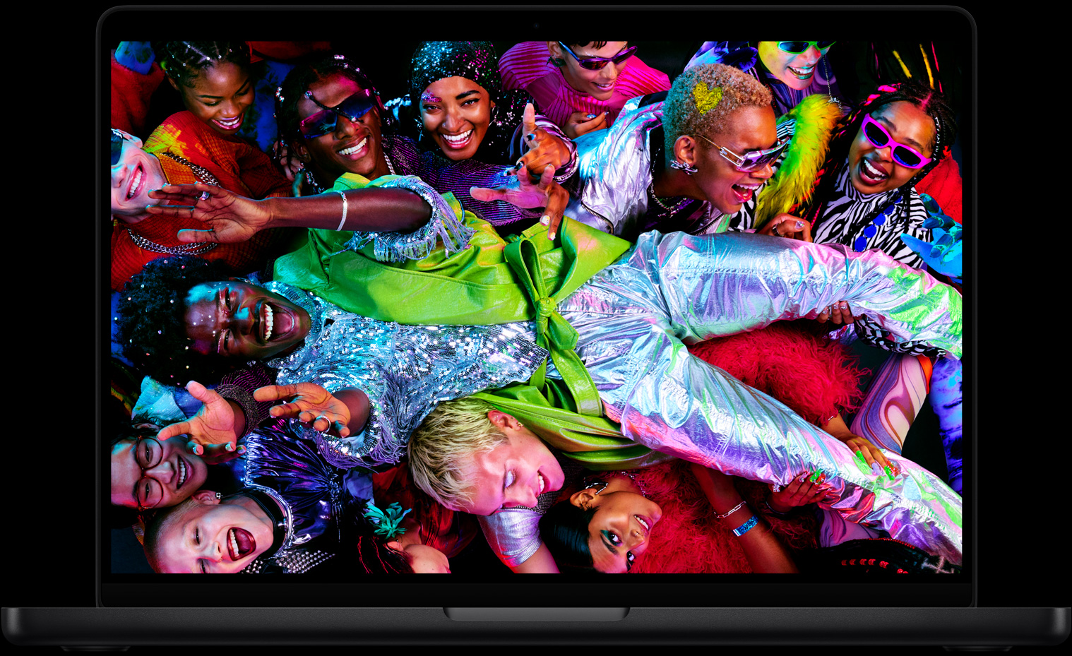 MacBook Pro montrant une image colorée d’une personne se laissant transporter à bout de bras par une foule dans une fête, mettant en valeur le superbe écran Liquid Retina XDR