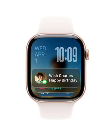 Apple Watch Series 11, oro rosa con correa rosa rubor, esfera con la fecha arriba a la izquierda, la hora arriba a la derecha, el widget de Mensajes abajo